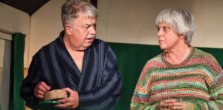 Hochkarätig besetztes Kammerspiel über Einsamkeit und Nähe Am 14. Oktober ist das Schauspielehepaar Mona Seefried und Peter E. Funck auf der Bühne der Stadthalle Erkrath „Eingeschneit“. Foto: Gabriele Griessenboeck