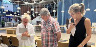 Kunstwerke der 32. Städtischen Kunstausstellung ausgewählt Die Jury bei der Arbeit. Foto: Stadt Erkrath