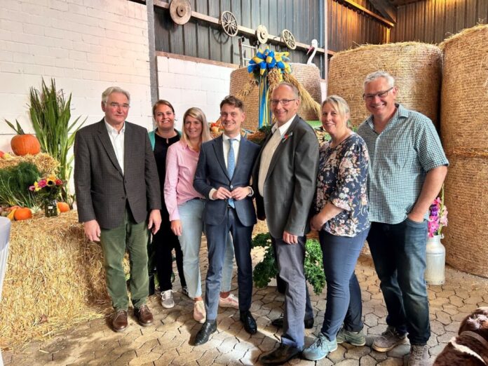 Nutzen die traditionelle Übergabe der Erntekrone der Kreisbauernschaft Mettmann zum direkten Austausch mit Landwirtschaft, Politik und Verwaltung (v.l.n.r.): Karl-Otto Dickhoven, Vorsitzender der Ortsbauernschaft Solingen, Pfarrerin Raphaela Demski-Galla, Melanie Müller, Geschäftsführerin der Kreisstelle Mettmann, Daniel Flemm, Oberbürgermeister der Stadt Solingen, Martin Dahlmann, Vorsitzender der Kreisbauernschaft Mettmann, Gastgeber Eheleute Heike und Jörg Kraner. Foto: Marcel Terhardt Nutzen die traditionelle Übergabe der Erntekrone der Kreisbauernschaft Mettmann zum direkten Austausch mit Landwirtschaft, Politik und Verwaltung (v.l.n.r.): Karl-Otto Dickhoven, Vorsitzender der Ortsbauernschaft Solingen, Pfarrerin Raphaela Demski-Galla, Melanie Müller, Geschäftsführerin der Kreisstelle Mettmann, Daniel Flemm, Oberbürgermeister der Stadt Solingen, Martin Dahlmann, Vorsitzender der Kreisbauernschaft Mettmann, Gastgeber Eheleute Heike und Jörg Kraner. Foto: Marcel Terhardt