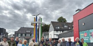 Bergisches Land: Lokale Kunst auf dem Fahrrad entdecken Die Eröffnungstour startet an der Friedens-Stele in Hückeswagen und führt an ausgewählten Kunstwerten vorbei nach Wermelskirchen. Foto: Lisa Rettler / Das Bergische