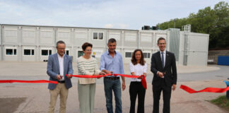 Schuldorf an der Rankestraße eröffnet Bürgermeister Christoph Schultz (5.v.l.) und Beigeordneter Michael Pfleging (1.v.l.) zerschnitten zusammen mit den Schulleitungen Uwe Heidelberg (3.v.l.) und Simone Richter (4.v.l., beide Realschule) sowie Julia Oesterle (2.v.l., Gymnasium) ein rotes Band und gaben damit pünktlich zu Schulbeginn die Nutzung des Schuldorfes frei. Foto: Stadt Erkrath