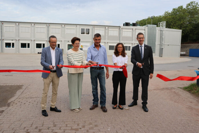 Eröffnung Schuldorf Rankestraße Bürgermeister Christoph Schultz (5.v.l.) und Beigeordneter Michael Pfleging (1.v.l.) zerschnitten zusammen mit den Schulleitungen Uwe Heidelberg (3.v.l.) und Simone Richter (4.v.l., beide Realschule) sowie Julia Oesterle (2.v.l., Gymnasium) ein rotes Band und gaben damit pünktlich zu Schulbeginn die Nutzung des Schuldorfes frei. Foto: Stadt Erkrath