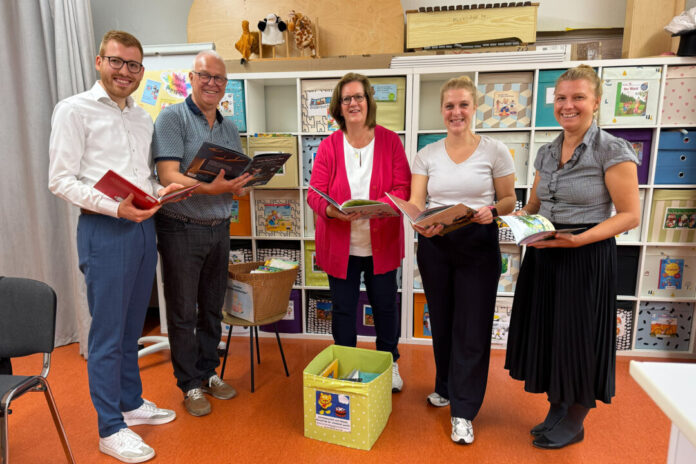 Farbenfroh Niels Sperling (SPD Wülfrath), Wolfgang Preuß (stv. Bürgermeister), Kerstin Griese MdB, Saskia Preuß (Kita-Leitung) und Anke Eichhorn (DRK). Foto: Büro Griese