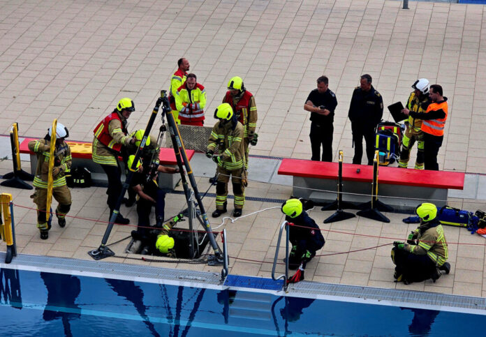 Feuerwehrübung In Kooperation mit den Stadtwerken Ratingen probte die Feuerwehr den Ernstfall im Freibad Angerbad. Foto: Stadtwerke Ratingen GmbH