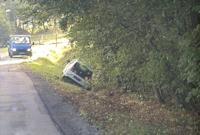 Die Polizei konnte den flüchtigen VW am Kenter Weg ausfindig machen und den Tatverdächtigen stellen. Foto: Polizei Die Polizei konnte den flüchtigen VW am Kenter Weg ausfindig machen und den Tatverdächtigen stellen. Foto: Polizei