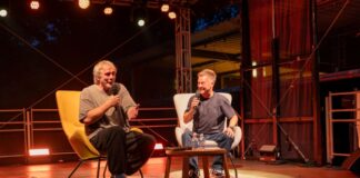 Erfolgreiche Kulturwoche auf der Sommerbühne Fußballprofi Ansgar Brinkmann und TV-Kommentator Oliver Forster auf der Bühne. Foto: Stadt Ratingen