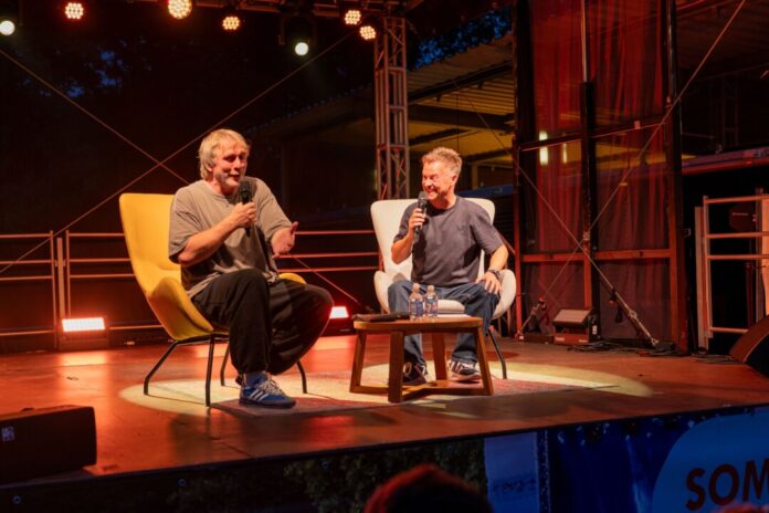 Fußball und Helden 14_klein Fußballprofi Ansgar Brinkmann und TV-Kommentator Oliver Forster auf der Bühne. Foto: Stadt Ratingen