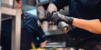 Warten auf die Tarifrunde: 7.140 Gastro-Beschäftigte hoffen auf Lohnplus Ganz schön gepfeffert: „Was Profis in den Gastro-Küchen leisten, ist enorm. Das ist harte Arbeit unter Zeitdruck und bis spät in den Abend hinein. Da muss dann auch der Lohn passen“, sagt Zayde Torun von der Gewerkschaft Nahrung-Genuss-Gaststätten (NGG). Foto: NGG / Tobias Seifert