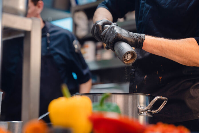 Gepfeffert - Gastro-Küche Ganz schön gepfeffert: „Was Profis in den Gastro-Küchen leisten, ist enorm. Das ist harte Arbeit unter Zeitdruck und bis spät in den Abend hinein. Da muss dann auch der Lohn passen“, sagt Zayde Torun von der Gewerkschaft Nahrung-Genuss-Gaststätten (NGG). Foto: NGG / Tobias Seifert