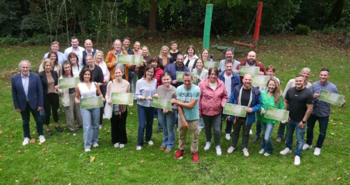 Gruppenfoto In den Einrichtungen wurde fleißig gespart. Dafür gab es jetzt unter anderem Lob von der Stadt. Foto: Stadt Velbert