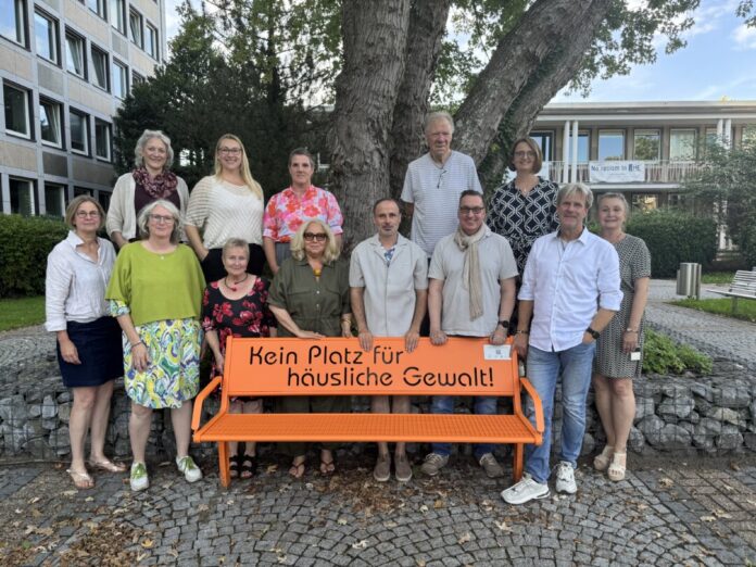Der Runde Tisch gegen häusliche Gewalt im Kreis Mettmann ist ein zentrales Netzwerk- und Kooperationsinstrument zur Bekämpfung von Gewalt im familiären und partnerschaftlichen Umfeld und ein wesentlicher Baustein im kreisweiten Gewaltschutzkonzept. Foto: Kreis Mettmann Der Runde Tisch gegen häusliche Gewalt im Kreis Mettmann ist ein zentrales Netzwerk- und Kooperationsinstrument zur Bekämpfung von Gewalt im familiären und partnerschaftlichen Umfeld und ein wesentlicher Baustein im kreisweiten Gewaltschutzkonzept. Foto: Kreis Mettmann