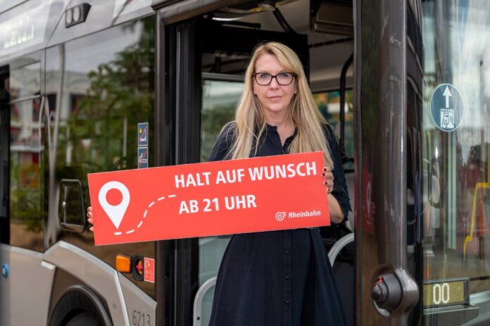 Halt auf Wunsch Rheinbahn-Vorstandsvorsitzende Annette Grabbe will den „Halt auf Wunsch“ noch bekannter machen und für ein Plus an Sicherheit sorgen. Foto: Rheinbahn