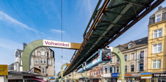 In Wuppertal-Vohwinkel leuchten tagsüber die Lampen In Vohwinkel testen Stadt und WSW die Beleuchtung. Foto: Foto: Frank Gleitsmann