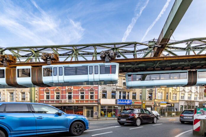 Eine Schwebebahn ist unterwegs. Foto: WSW Eine Schwebebahn ist unterwegs. Foto: WSW