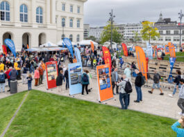 Wuppertal: Tausende feiern die Schwebebahn Tausende Besucher feierten den 125. Geburtstag der Wuppertaler Schwebebahn Foto: Frank Gleitsmann