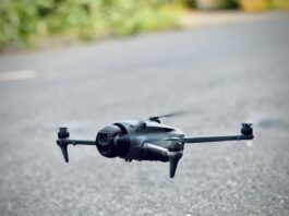 Drohnenpilot aus Ratingen legt Flugverkehr lahm Eine Drohen fliegt knapp über dem Boden. Foto: Heinz
