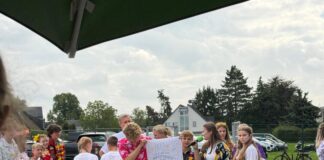 Ratingens Kinderkarnevalisten feiern Sommerfest Ratingen. Ein gut besuchter Schützenplatz, zahlreiche Familien und jede Menge Vorfreude auf die kommende Karnevalssession: Beim Sommerfest des RaKiKa kamen kleine und große Jecken zusammen, um gemeinsam einen abwechslungsreichen Nachmittag zu verbringen. Durch das Programm führten die neuen Präsidentinnen und Präsidenten Mira, Mia, Emma und Johannes, die an diesem Tag auch in ihrem neuen Amt willkommen geheißen wurden. Zu den Höhepunkten des Sommerfestes gehörte die Vorstellung des designierten Kinderprinzenpaares Leonie und Theo. Für einen besonderen Auftritt sorgte bereits ihre Einfahrt mit Vespas auf den Ratinger Schützenplatz. Anschließend erhielten Leonie und Theo ihre Pritschen und sind damit für ihre bevorstehende närrische Aufgabe bestens gerüstet. Auch die Schirmherren der kommenden Session wurden vorgestellt. Diese Aufgabe übernimmt in diesem Jahr die Kanzlei Schneider. Hinter der Kanzlei stehen die Geschwister Michael Schneider und Sabine Schiffers, die dabei von Frank Schiffers unterstützt werden. Gemeinsam werden sie Leonie und Theo durch ihre besondere Session begleiten. Darüber hinaus wurde das neue Sessionsmotto des RaKiKa vorgestellt. Närrische Glückwünsche gab es auch von Dominik und Klara, dem frisch vermählten designierten Prinzenpaar der Stadt Ratingen, die persönlich vorbeischauten und Leonie und Theo gratulierten. Für musikalische Unterhaltung sorgte Heinz Hülshoff, der mit seinem Auftritt für beste Stimmung auf dem Schützenplatz sorgte. Ein weiterer Höhepunkt war der gemeinsame Tanz der Ratinger Stadtgarden. Die Funken sowie die Garden von Rot-Weiß, Blau-Weiß und den Grünen standen gemeinsam auf der Tanzfläche und zeigten die Verbundenheit der Ratinger Karnevalsvereine. Auch für die jüngsten Besucher wurde einiges geboten. Kinderschminken und verschiedene Spielstationen der Garden und Vereine sorgten für Abwechslung. Grillgut, Salate, Waffeln und Slush-Eis rundeten das Angebot ab. Mit vielen Besucherinnen und Besuchern, zahlreichen Kindern und einem abwechslungsreichen Programm wurde das Sommerfest zu einem gelungenen Nachmittag und machte bereits jetzt Lust auf die bevorstehende Ratinger Karnevalssession