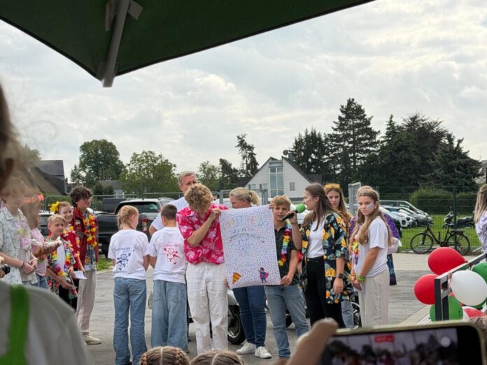 Ratingen. Ein gut besuchter Schützenplatz, zahlreiche Familien und jede Menge Vorfreude auf die kommende Karnevalssession: Beim Sommerfest des RaKiKa kamen kleine und große Jecken zusammen, um gemeinsam einen abwechslungsreichen Nachmittag zu verbringen. Durch das Programm führten die neuen Präsidentinnen und Präsidenten Mira, Mia, Emma und Johannes, die an diesem Tag auch in ihrem neuen Amt willkommen geheißen wurden. Zu den Höhepunkten des Sommerfestes gehörte die Vorstellung des designierten Kinderprinzenpaares Leonie und Theo. Für einen besonderen Auftritt sorgte bereits ihre Einfahrt mit Vespas auf den Ratinger Schützenplatz. Anschließend erhielten Leonie und Theo ihre Pritschen und sind damit für ihre bevorstehende närrische Aufgabe bestens gerüstet. Auch die Schirmherren der kommenden Session wurden vorgestellt. Diese Aufgabe übernimmt in diesem Jahr die Kanzlei Schneider. Hinter der Kanzlei stehen die Geschwister Michael Schneider und Sabine Schiffers, die dabei von Frank Schiffers unterstützt werden. Gemeinsam werden sie Leonie und Theo durch ihre besondere Session begleiten. Darüber hinaus wurde das neue Sessionsmotto des RaKiKa vorgestellt. Närrische Glückwünsche gab es auch von Dominik und Klara, dem frisch vermählten designierten Prinzenpaar der Stadt Ratingen, die persönlich vorbeischauten und Leonie und Theo gratulierten. Für musikalische Unterhaltung sorgte Heinz Hülshoff, der mit seinem Auftritt für beste Stimmung auf dem Schützenplatz sorgte. Ein weiterer Höhepunkt war der gemeinsame Tanz der Ratinger Stadtgarden. Die Funken sowie die Garden von Rot-Weiß, Blau-Weiß und den Grünen standen gemeinsam auf der Tanzfläche und zeigten die Verbundenheit der Ratinger Karnevalsvereine. Auch für die jüngsten Besucher wurde einiges geboten. Kinderschminken und verschiedene Spielstationen der Garden und Vereine sorgten für Abwechslung. Grillgut, Salate, Waffeln und Slush-Eis rundeten das Angebot ab. Mit vielen Besucherinnen und Besuchern, zahlreichen Kindern und einem abwechslungsreichen Programm wurde das Sommerfest zu einem gelungenen Nachmittag und machte bereits jetzt Lust auf die bevorstehende Ratinger Karnevalssession Ratingen. Ein gut besuchter Schützenplatz, zahlreiche Familien und jede Menge Vorfreude auf die kommende Karnevalssession: Beim Sommerfest des RaKiKa kamen kleine und große Jecken zusammen, um gemeinsam einen abwechslungsreichen Nachmittag zu verbringen. Durch das Programm führten die neuen Präsidentinnen und Präsidenten Mira, Mia, Emma und Johannes, die an diesem Tag auch in ihrem neuen Amt willkommen geheißen wurden. Zu den Höhepunkten des Sommerfestes gehörte die Vorstellung des designierten Kinderprinzenpaares Leonie und Theo. Für einen besonderen Auftritt sorgte bereits ihre Einfahrt mit Vespas auf den Ratinger Schützenplatz. Anschließend erhielten Leonie und Theo ihre Pritschen und sind damit für ihre bevorstehende närrische Aufgabe bestens gerüstet. Auch die Schirmherren der kommenden Session wurden vorgestellt. Diese Aufgabe übernimmt in diesem Jahr die Kanzlei Schneider. Hinter der Kanzlei stehen die Geschwister Michael Schneider und Sabine Schiffers, die dabei von Frank Schiffers unterstützt werden. Gemeinsam werden sie Leonie und Theo durch ihre besondere Session begleiten. Darüber hinaus wurde das neue Sessionsmotto des RaKiKa vorgestellt. Närrische Glückwünsche gab es auch von Dominik und Klara, dem frisch vermählten designierten Prinzenpaar der Stadt Ratingen, die persönlich vorbeischauten und Leonie und Theo gratulierten. Für musikalische Unterhaltung sorgte Heinz Hülshoff, der mit seinem Auftritt für beste Stimmung auf dem Schützenplatz sorgte. Ein weiterer Höhepunkt war der gemeinsame Tanz der Ratinger Stadtgarden. Die Funken sowie die Garden von Rot-Weiß, Blau-Weiß und den Grünen standen gemeinsam auf der Tanzfläche und zeigten die Verbundenheit der Ratinger Karnevalsvereine. Auch für die jüngsten Besucher wurde einiges geboten. Kinderschminken und verschiedene Spielstationen der Garden und Vereine sorgten für Abwechslung. Grillgut, Salate, Waffeln und Slush-Eis rundeten das Angebot ab. Mit vielen Besucherinnen und Besuchern, zahlreichen Kindern und einem abwechslungsreichen Programm wurde das Sommerfest zu einem gelungenen Nachmittag und machte bereits jetzt Lust auf die bevorstehende Ratinger Karnevalssession