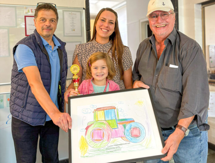 Kita-Leiterin Cathrin Weimann mit der jungen Gewinnerin Marie Karsten und den Organisatoren Stefan Gentemann und Gerd Riedel. Foto: privat Kita-Leiterin Cathrin Weimann mit der jungen Gewinnerin Marie Karsten und den Organisatoren Stefan Gentemann und Gerd Riedel. Foto: privat
