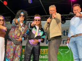 Wülfrather Kartoffelfest: Ohne Engagement ist ans Feiern nicht zu denken Auf der Bühne würdigte Bürgermeister Sebastian Schorn (r.) das große Engagement der Festorganisatoren. Foto: Iris Truschinski