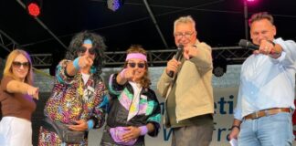 Wülfrather Kartoffelfest: Ohne Engagement ist ans Feiern nicht zu denken Auf der Bühne würdigte Bürgermeister Sebastian Schorn (r.) das große Engagement der Festorganisatoren. Foto: Iris Truschinski