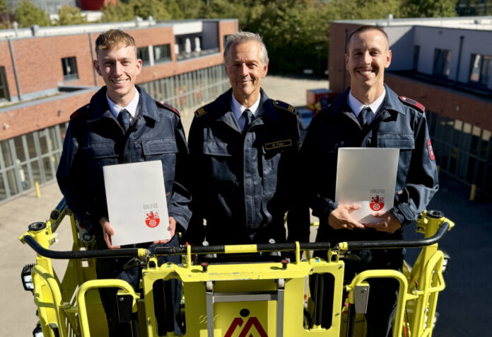 (C)Feuerwehr Ratingen Die beiden Brandmeister haben ihre Urkunden erhalten. Foto: Feuerwehr Ratingen