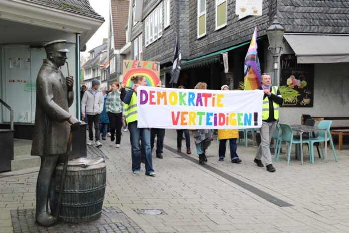 Es ist in Wülfrather nicht die erste Demonstration dieser Art: Am Tag der Deutschen Einheit soll erneut ein Zeichen gesetzt werden. Archivfoto: Volkmann Es ist in Wülfrather nicht die erste Demonstration dieser Art: Am Tag der Deutschen Einheit soll erneut ein Zeichen gesetzt werden. Archivfoto: Volkmann