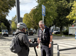 Niederberg: Polizei nimmt E-Scooter-Sünder ins Visier Polizeihauptkommissar Marcus Breker, Leiter BSD Velbert/Heiligenhaus, bei einer Verkehrskontrolle. Foto: Polizei