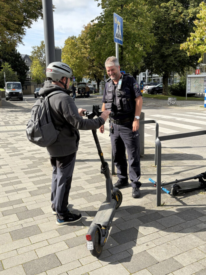 IMG_4481 Polizeihauptkommissar Marcus Breker, Leiter BSD Velbert/Heiligenhaus, bei einer Verkehrskontrolle. Foto: Polizei