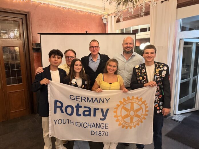 Präsident Philip Söhngen und Koordinator Wolfgang Breme mit den Austauschschülern. Foto: Rotary-Club Präsident Philip Söhngen und Koordinator Wolfgang Breme mit den Austauschschülern. Foto: Rotary-Club