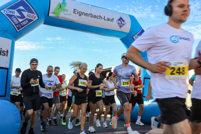 ASV Lhoist Eignerbachlauf 2026 Bei bestem Sportlerwetter ging es für die Läuferinnen und Läufer auf die Strecke. Foto: Volkmann