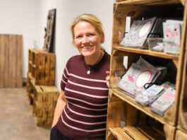 „Vielfach“: Neuer Laden in Wülfrath als kreativer Treffpunkt Angela Braun sorgt im Laden dafür, dass es eine möglichst bunte Auswahl an kreativen Angeboten gibt. Foto: Volkmann