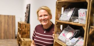 „Vielfach“: Neuer Laden in Wülfrath als kreativer Treffpunkt Angela Braun sorgt im Laden dafür, dass es eine möglichst bunte Auswahl an kreativen Angeboten gibt. Foto: Volkmann