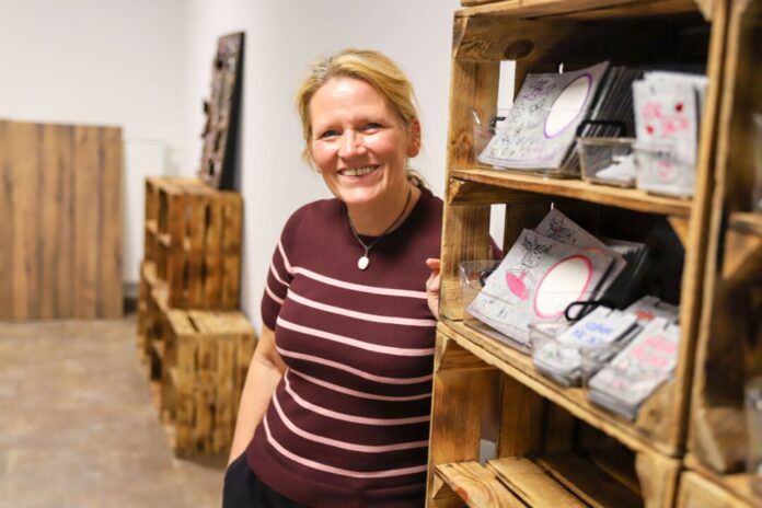 Angela Braun sorgt im Laden dafür, dass es eine möglichst bunte Auswahl an kreativen Angeboten gibt. Foto: Volkmann Angela Braun sorgt im Laden dafür, dass es eine möglichst bunte Auswahl an kreativen Angeboten gibt. Foto: Volkmann