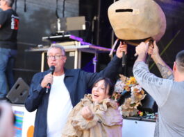 Das Kartoffelfest 2026 in Wülfrath läuft: „Es wird super“ Der "Promi im Sack" ist dieses Jahr Wülfraths Gleichstellungsbeauftragte Franca Calvano. Foto: Volkmann