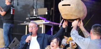 Das Kartoffelfest 2026 in Wülfrath läuft: „Es wird super“ Der "Promi im Sack" ist dieses Jahr Wülfraths Gleichstellungsbeauftragte Franca Calvano. Foto: Volkmann