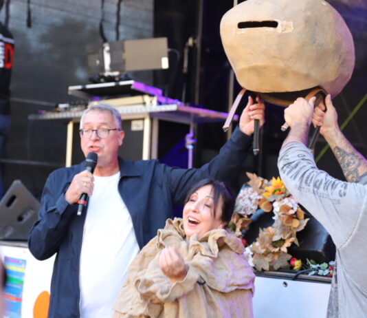 Das Kartoffelfest 2026 in Wülfrath läuft: „Es wird super“ Der "Promi im Sack" ist dieses Jahr Wülfraths Gleichstellungsbeauftragte Franca Calvano. Foto: Volkmann