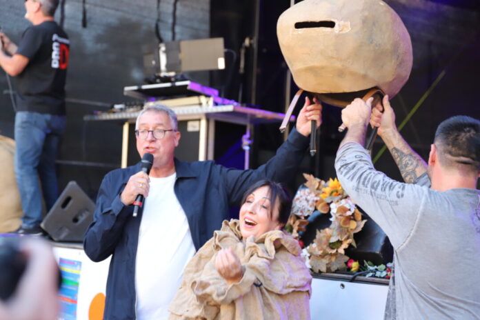 Der "Promi im Sack" ist dieses Jahr Wülfraths Gleichstellungsbeauftragte Franca Calvano. Foto: Volkmann Der "Promi im Sack" ist dieses Jahr Wülfraths Gleichstellungsbeauftragte Franca Calvano. Foto: Volkmann