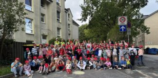 Botschaft aus Velbert ins Kreisgebiet: „Zu Fuß statt Elterntaxi“ Schüler und Schülerinnen setzen Zeichen. Foto: Kreis Mettmann