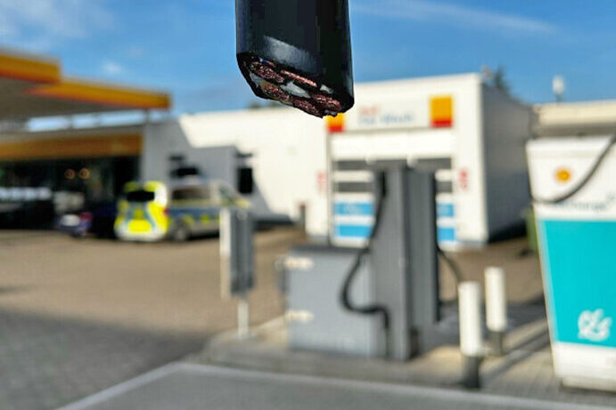 Die Diebe entwendeten in Monheim am Rhein und in Hilden mehrere Ladekabel - insgesamt zwölf Stück. Foto: Polizei Die Diebe entwendeten in Monheim am Rhein und in Hilden mehrere Ladekabel - insgesamt zwölf Stück. Foto: Polizei