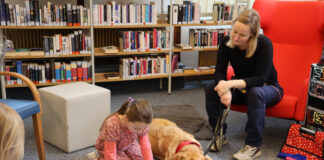 Leseneulinge kommen mit der Bücherei Erkrath auf den Hund Der flauschige Leselabrador Fido und Grundschullehrerin Romana Rüth sind Mitte März ein weiteres Mal zu Gast in der Bücherei Hochdahl. Foto: Stadt Erkrath