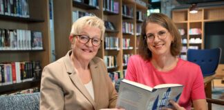 Die Leidenschaft für Bücher teilen – Velberterin gründet „LeseSchnittchen“ Die Faszination am Lesen teilen: Monica Rosa und Ulrike Motte laden in die Bibliothek im Forum Velbert ein. Foto: Mathias Kehren