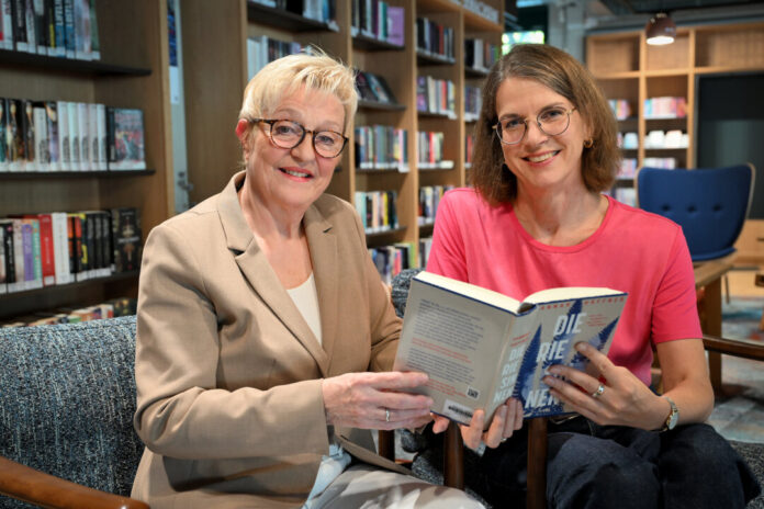 Foto: Mathias Kehren Die Faszination am Lesen teilen: Monica Rosa und Ulrike Motte laden in die Bibliothek im Forum Velbert ein. Foto: Mathias Kehren
