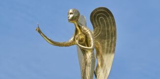 Ein goldener Engel in Essen Über dem Portal des Bischofshauses in Essen wacht ein goldener Engel. Foto: Domschatz Essen/Christian Diehl, Dortmund