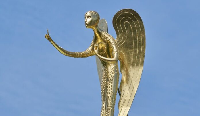 Über dem Portal des Bischofshauses in Essen wacht ein goldener Engel. Foto: Domschatz Essen/Christian Diehl, Dortmund Über dem Portal des Bischofshauses in Essen wacht ein goldener Engel. Foto: Domschatz Essen/Christian Diehl, Dortmund