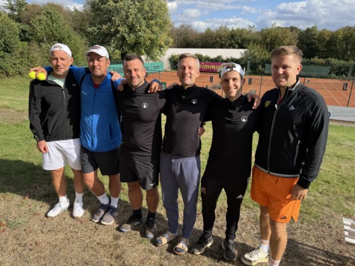 NBV_Herren30_September-2026 Mit 7:2 besiegen die Herren 30 des Netzballvereins den TC Bredeney beim letzten Spiel der Saison zu Hause Am Kostenberg. Von links nach rechts: Holger Zühlsdorff, Mark Joachim, Steffen Pickshaus, Oliver Bodenröder, Aaron Stahl und Nick Franke. Foto: NBV