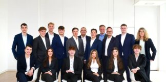 Volksbank im Bergischen Land begrüßt 13 neue Azubis 13 junge Frauen und Männer gehören jetzt zum Team und werden in den zwölf Städten des Geschäftsgebiets zu Bankkaufleuten ausgebildet: Phil Sczynski, Chiara Duran, Paul Iske, Maria Villeggiante, Tiziana Felicetti und Samuel Grunert, hinten von links Till von Grünberg, Jordan Reiche, Jannik Opitz, Giuliano Crisopulli, Philippe Brett, Vorstandsvorsitzender Andreas Otto, Felix Fraindt, die Vorstände Henning Wichart und Christian Fried, Yannick Reimann und Ausbildungsleiterin Daphne Alexander. Foto: Volksbank/Bettina Osswald