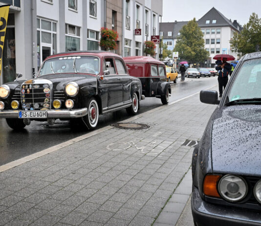 Kein Sonnenschein, aber viel Herzblut: So lief das Heiligenhauser Oldtimertreffen mit verkausoffenem Sonntag