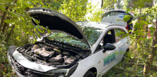 Drei Frauen bei Unfall in Monheim am Rhein verletzt Der Opel landete nach dem Unfall in einem Gebüsch. Foto: Polizei