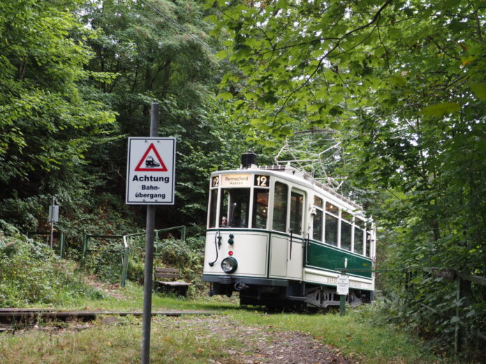 Hinaus ins Grüne geht es bei einer Fahrt mit den historischen Straßenbahnen. Foto: Malicke/BMB Hinaus ins Grüne geht es bei einer Fahrt mit den historischen Straßenbahnen. Foto: Malicke/BMB